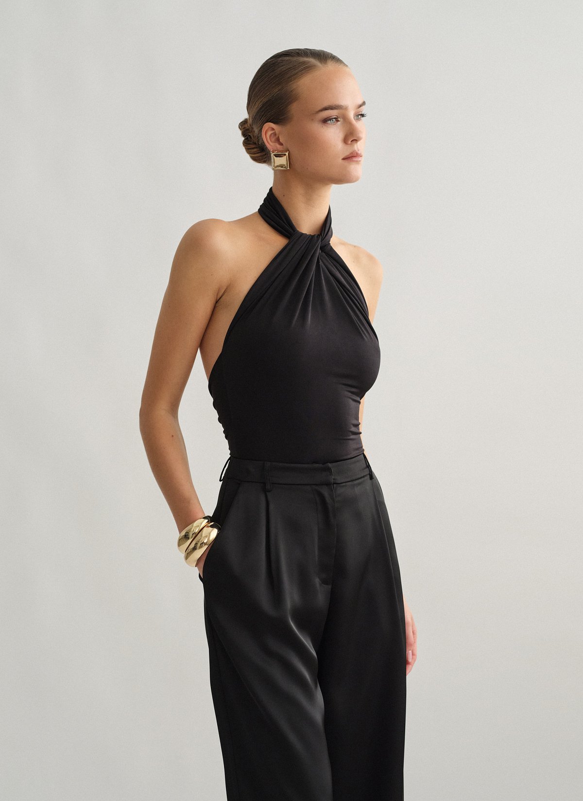 Γυναικείο halter κορμάκι με ανοιχτή πλάτη με σούρες