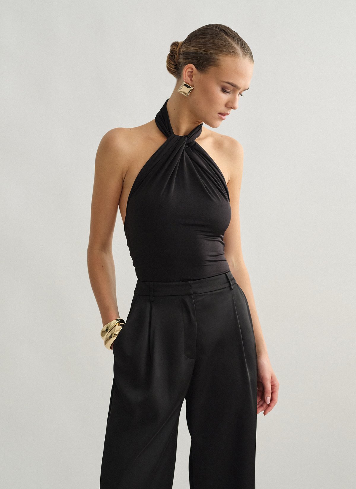 Γυναικείο halter κορμάκι με ανοιχτή πλάτη με σούρες