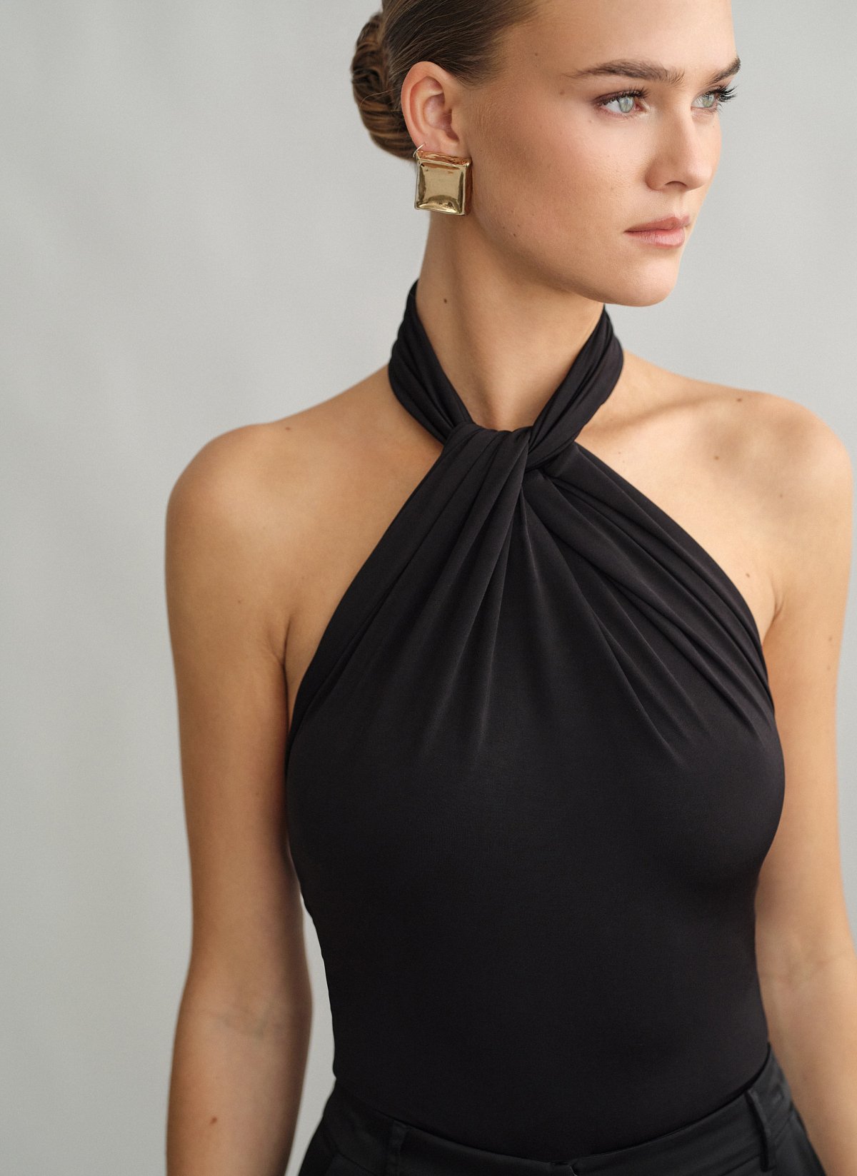 Γυναικείο halter κορμάκι με ανοιχτή πλάτη με σούρες