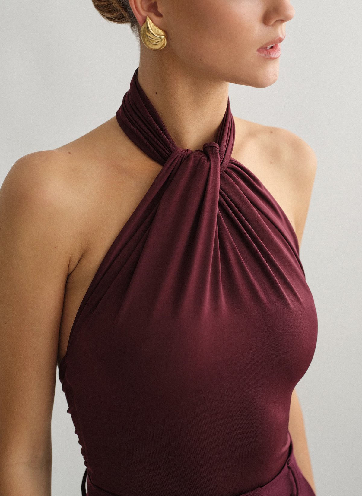 Γυναικείο halter κορμάκι με ανοιχτή πλάτη με σούρες