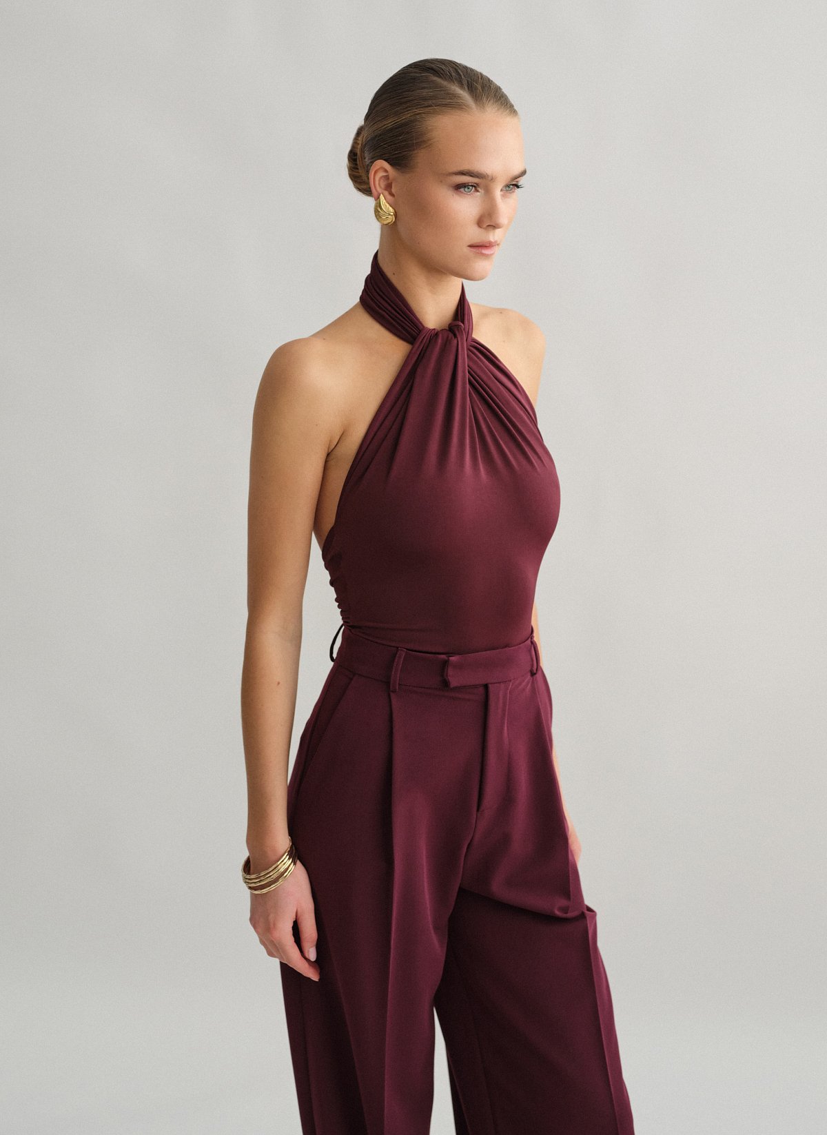 Γυναικείο halter κορμάκι με ανοιχτή πλάτη με σούρες