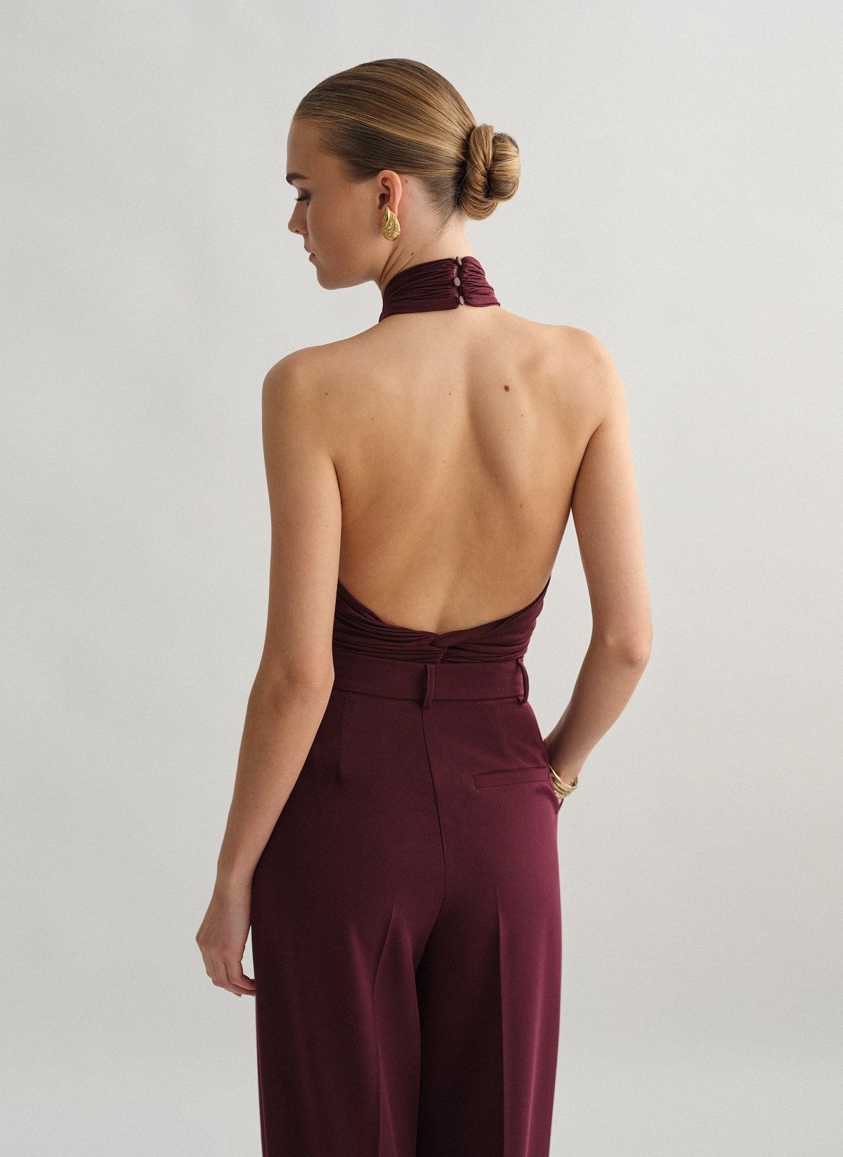 Γυναικείο halter κορμάκι με ανοιχτή πλάτη με σούρες