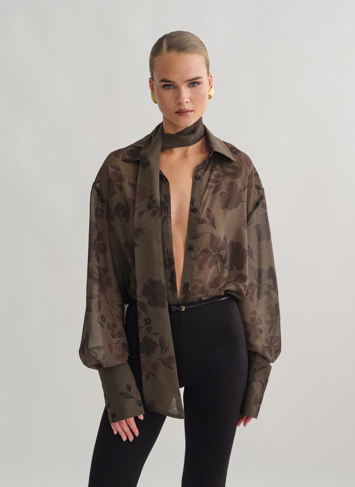 Γυναικείο ημιδιάφανο πουκάμισο εμπριμέ λαδί με φαρδιά μανσέτα