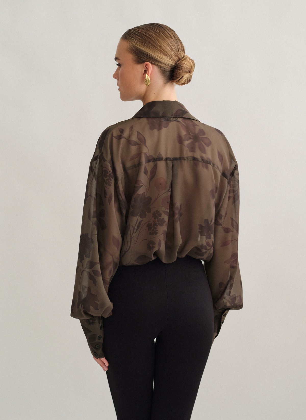 Γυναικείο ημιδιάφανο πουκάμισο εμπριμέ λαδί με φαρδιά μανσέτα