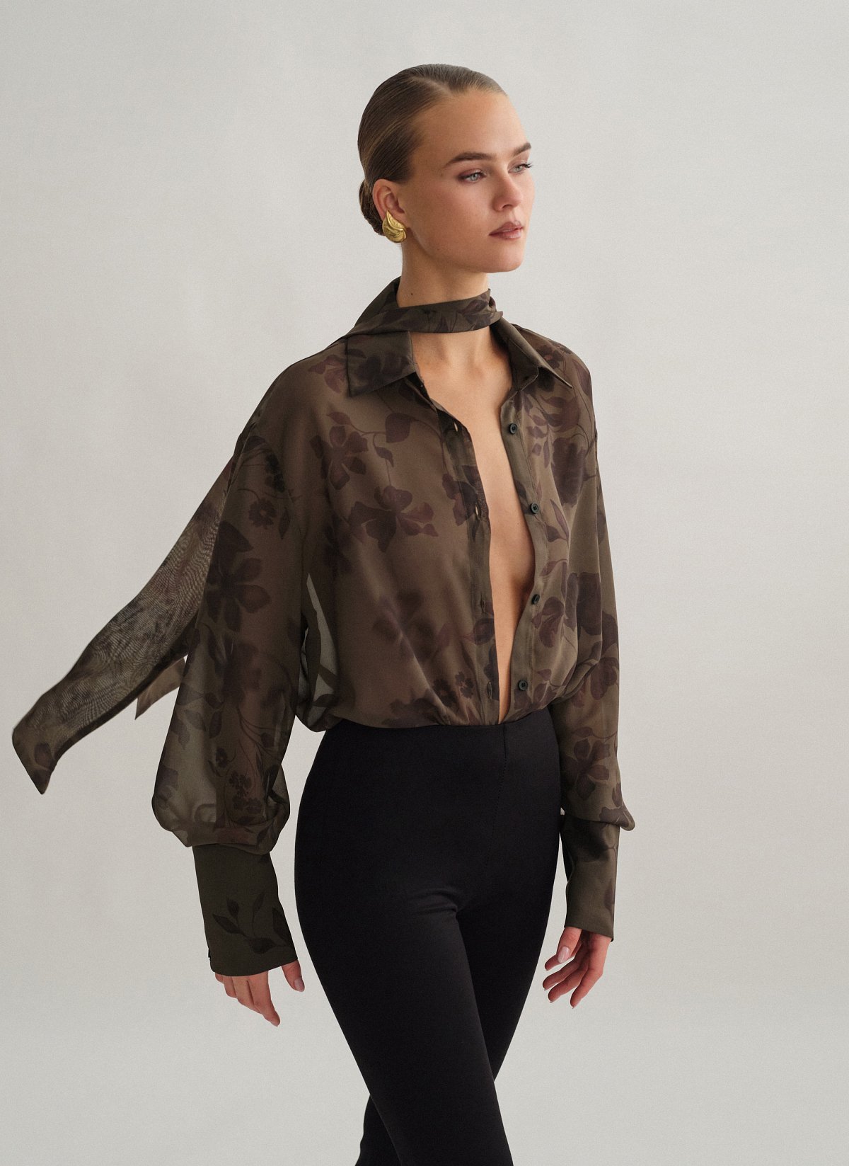 Γυναικείο ημιδιάφανο πουκάμισο εμπριμέ λαδί με φαρδιά μανσέτα