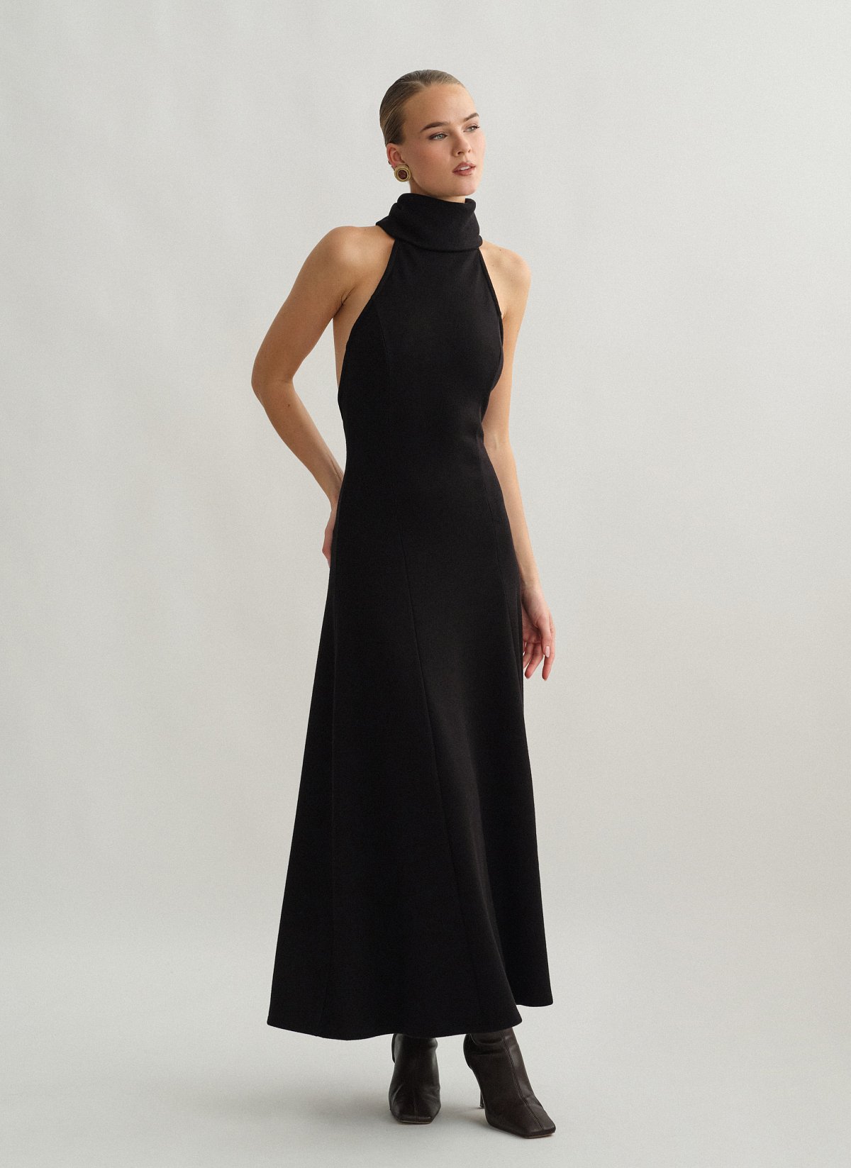 Γυναικείο μακρύ πλεκτό φόρεμα με ανοιχτή πλάτη