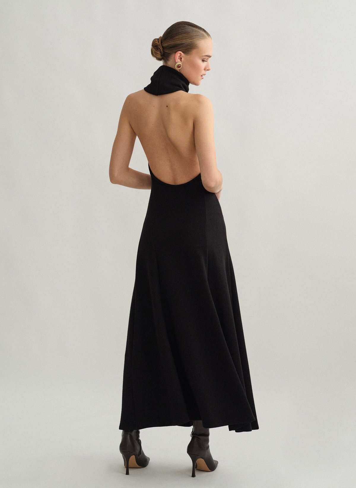 Γυναικείο μακρύ πλεκτό φόρεμα με ανοιχτή πλάτη