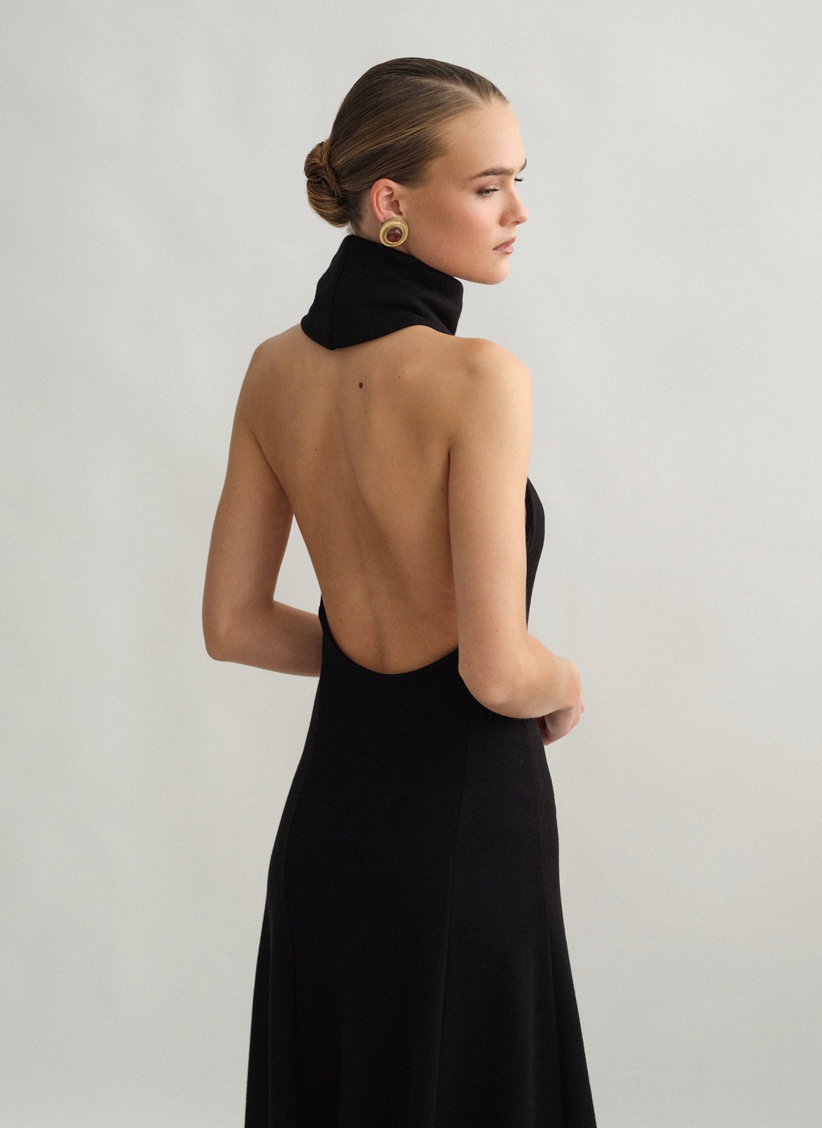 Γυναικείο μακρύ πλεκτό φόρεμα με ανοιχτή πλάτη