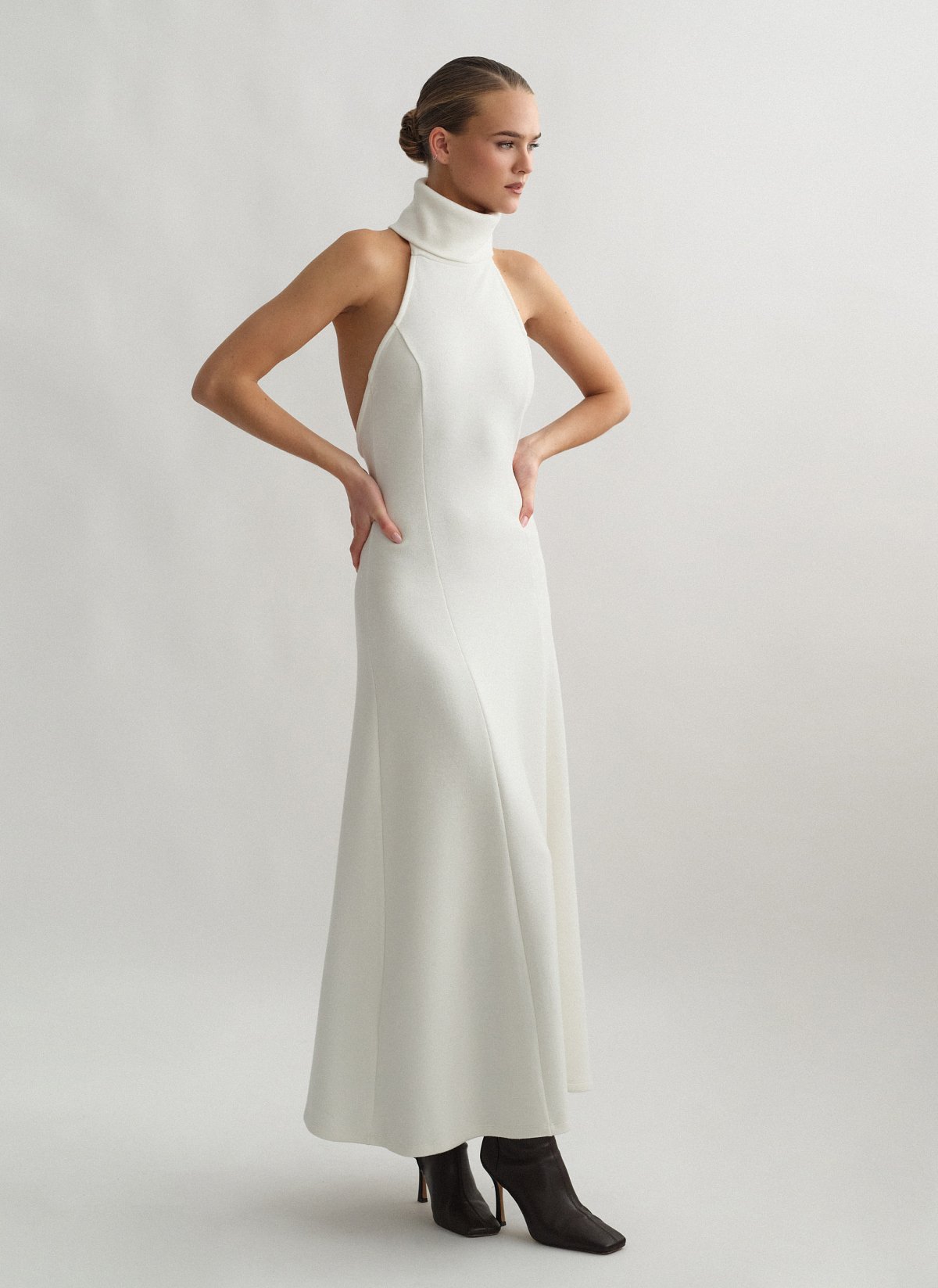 Γυναικείο μακρύ πλεκτό φόρεμα με ανοιχτή πλάτη