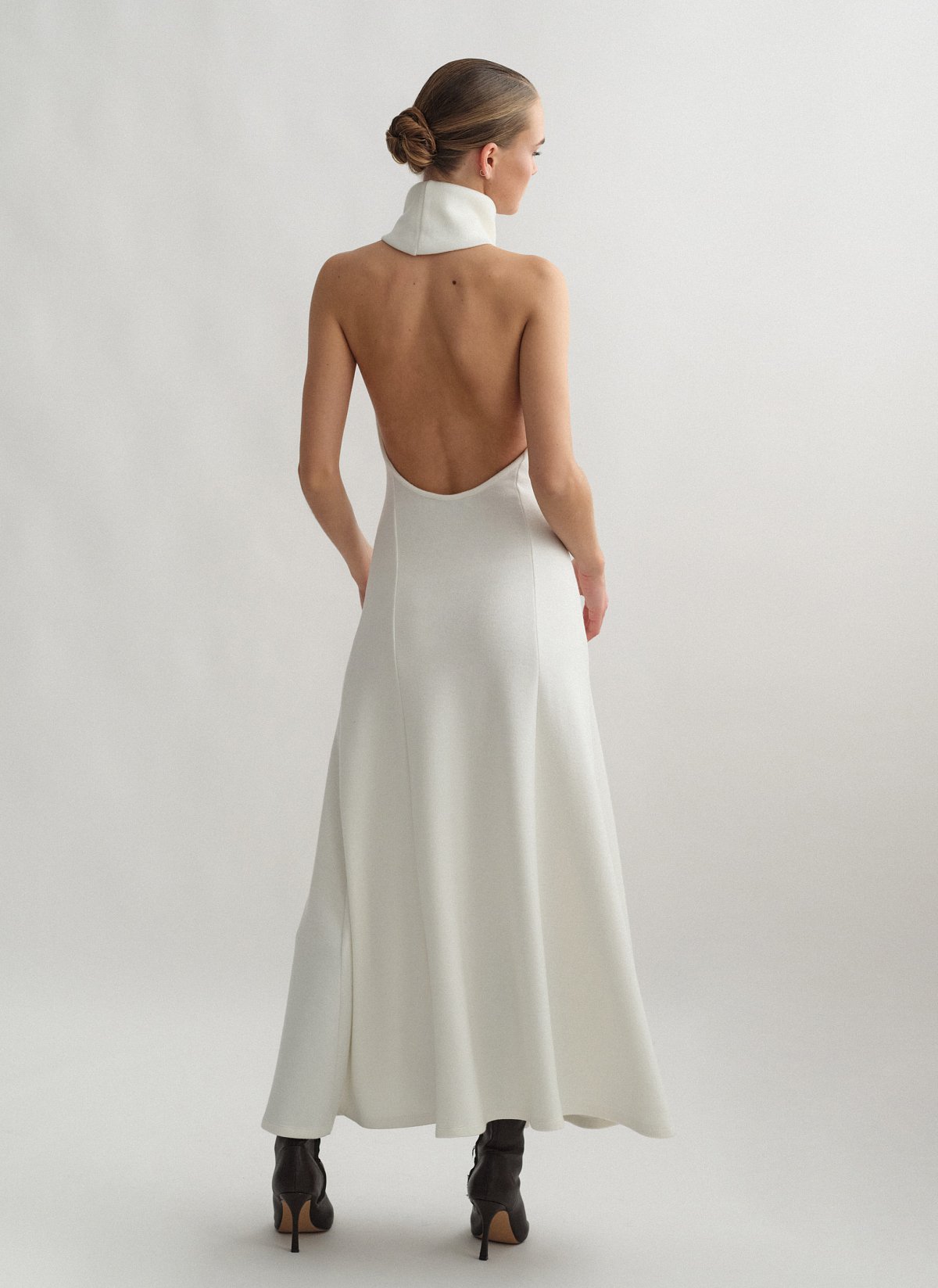 Γυναικείο μακρύ πλεκτό φόρεμα με ανοιχτή πλάτη