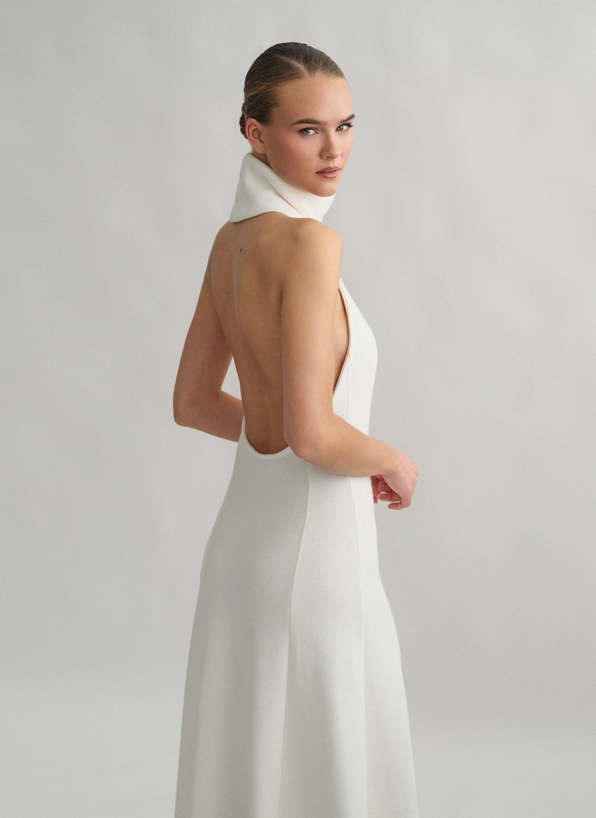 Γυναικείο μακρύ πλεκτό φόρεμα με ανοιχτή πλάτη