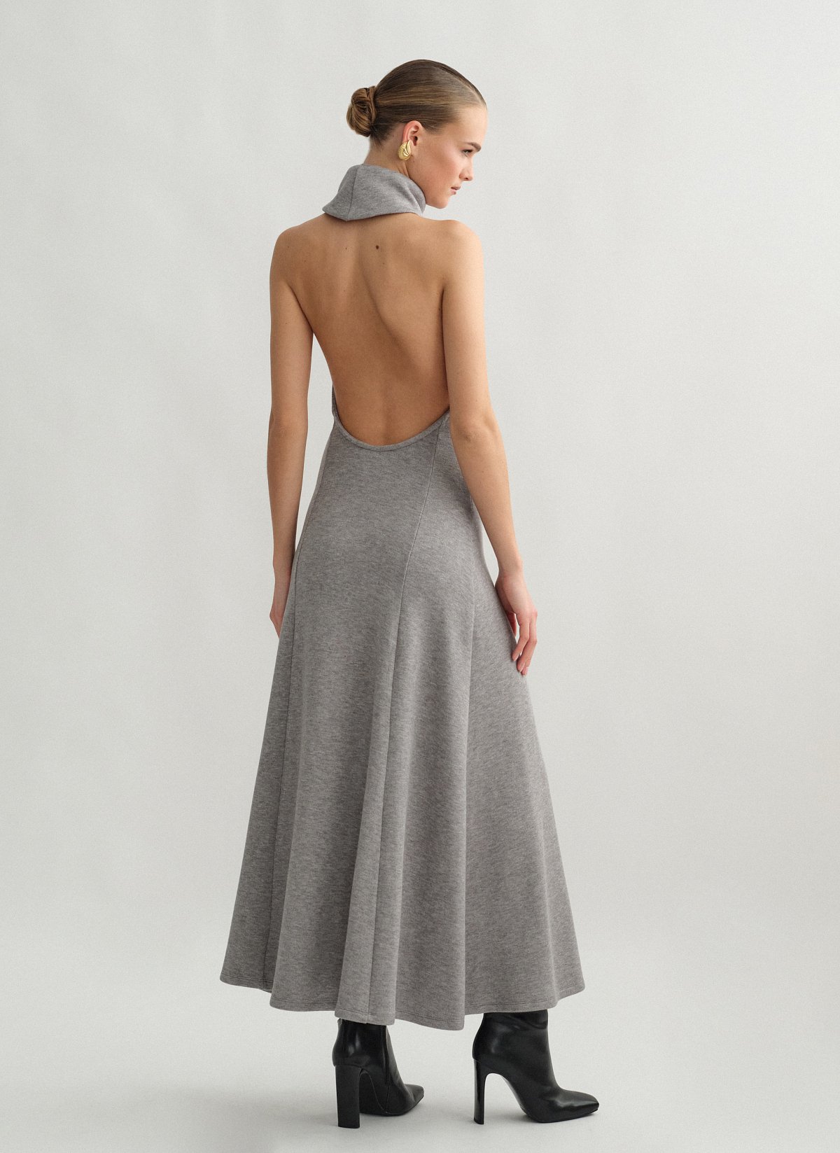 Γυναικείο μακρύ πλεκτό φόρεμα με ανοιχτή πλάτη