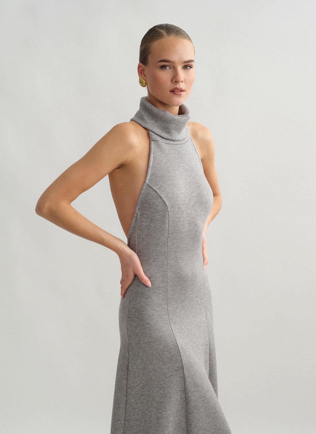 Γυναικείο μακρύ πλεκτό φόρεμα με ανοιχτή πλάτη