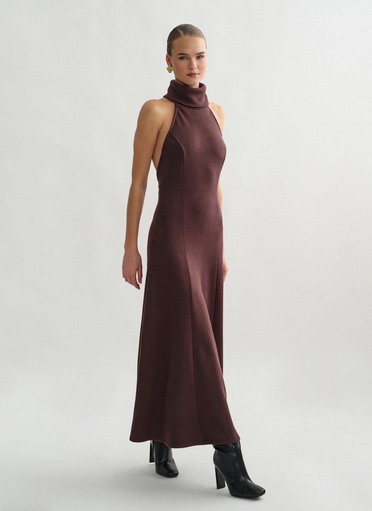 Γυναικείο μακρύ πλεκτό φόρεμα με ανοιχτή πλάτη