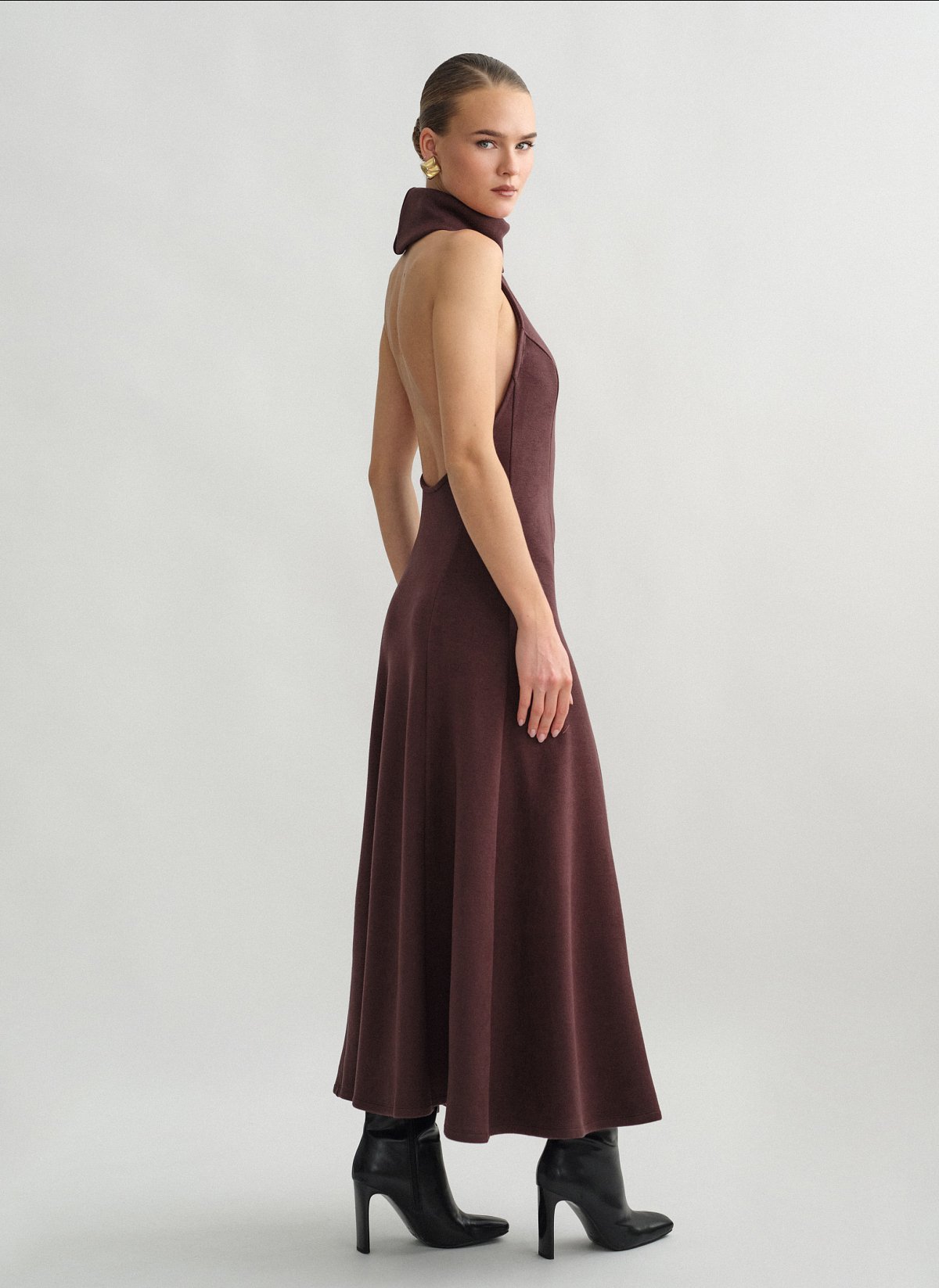 Γυναικείο μακρύ πλεκτό φόρεμα με ανοιχτή πλάτη