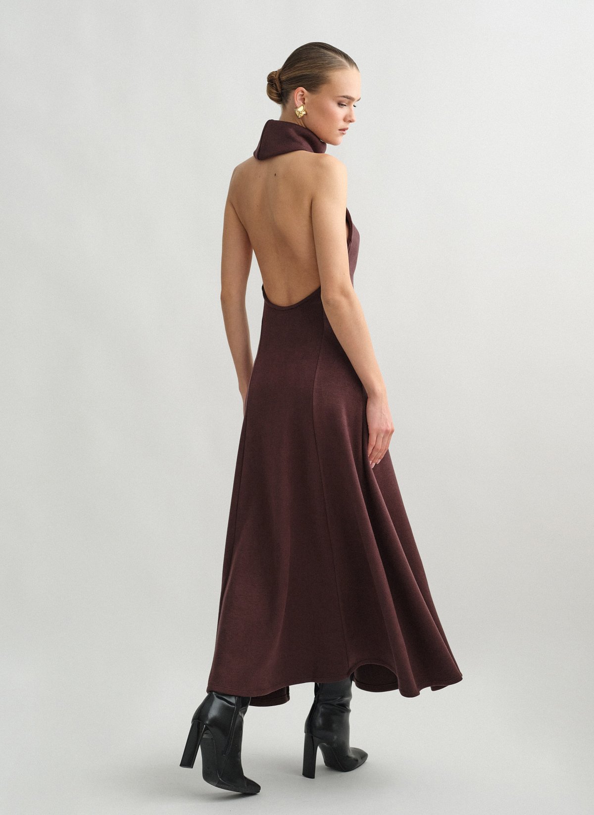 Γυναικείο μακρύ πλεκτό φόρεμα με ανοιχτή πλάτη