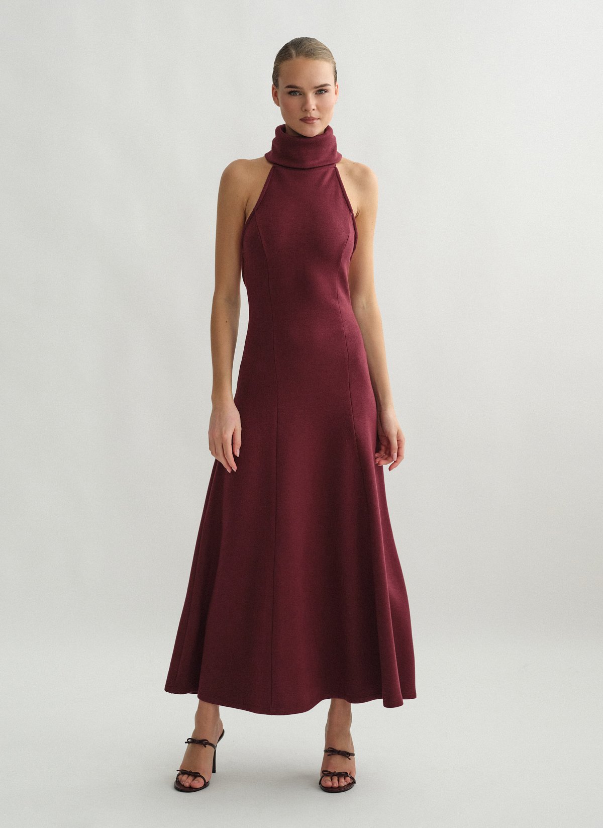 Γυναικείο μακρύ πλεκτό φόρεμα με ανοιχτή πλάτη