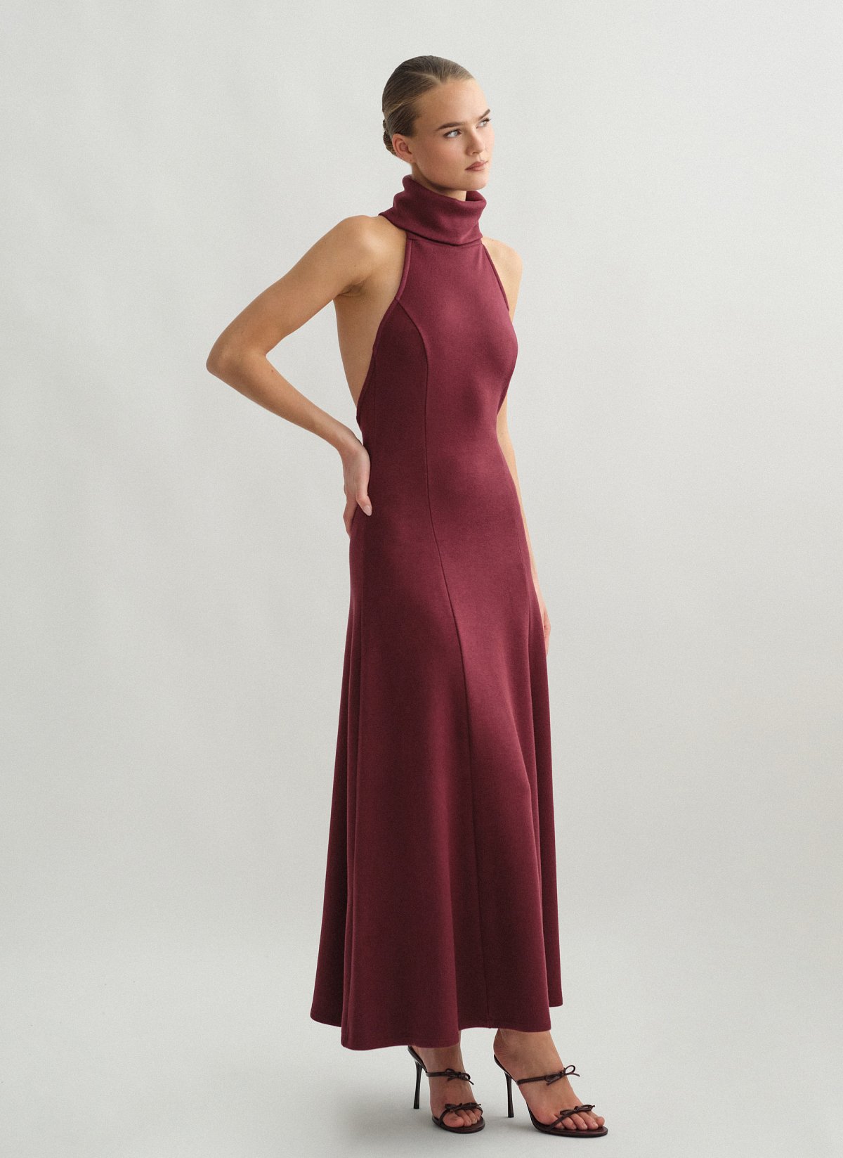 Γυναικείο μακρύ πλεκτό φόρεμα με ανοιχτή πλάτη