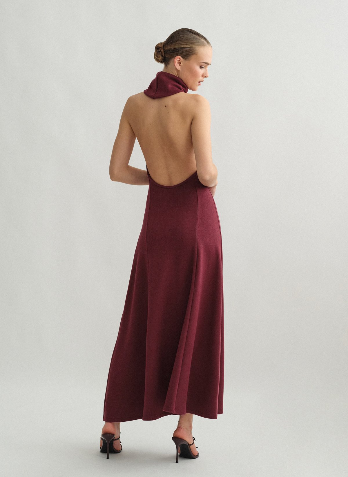 Γυναικείο μακρύ πλεκτό φόρεμα με ανοιχτή πλάτη