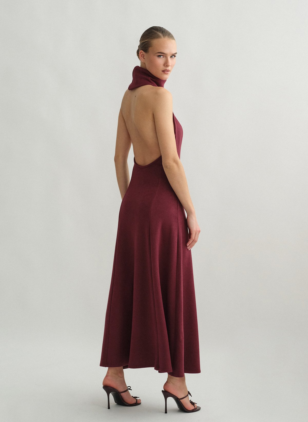 Γυναικείο μακρύ πλεκτό φόρεμα με ανοιχτή πλάτη