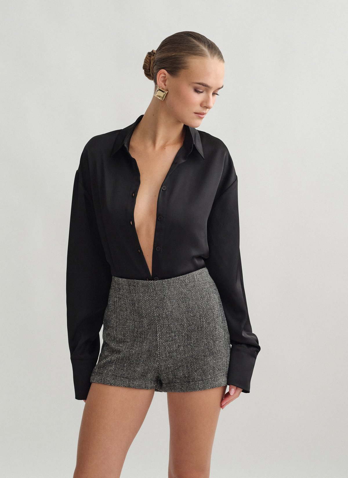 Γυναικείο σατέν πουκάμισο με ανοιχτή πλάτη και δέσιμο