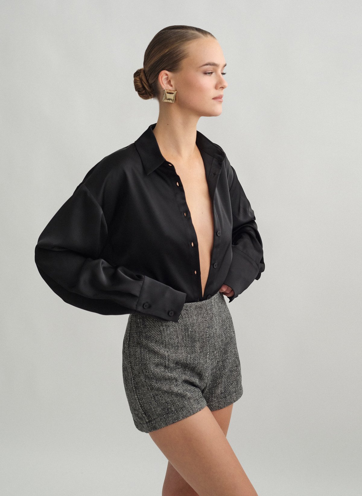 Γυναικείο σατέν πουκάμισο με ανοιχτή πλάτη και δέσιμο