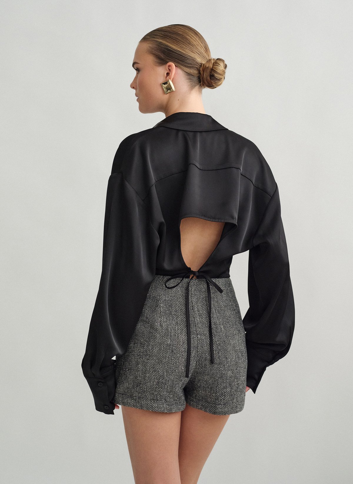 Γυναικείο σατέν πουκάμισο με ανοιχτή πλάτη και δέσιμο