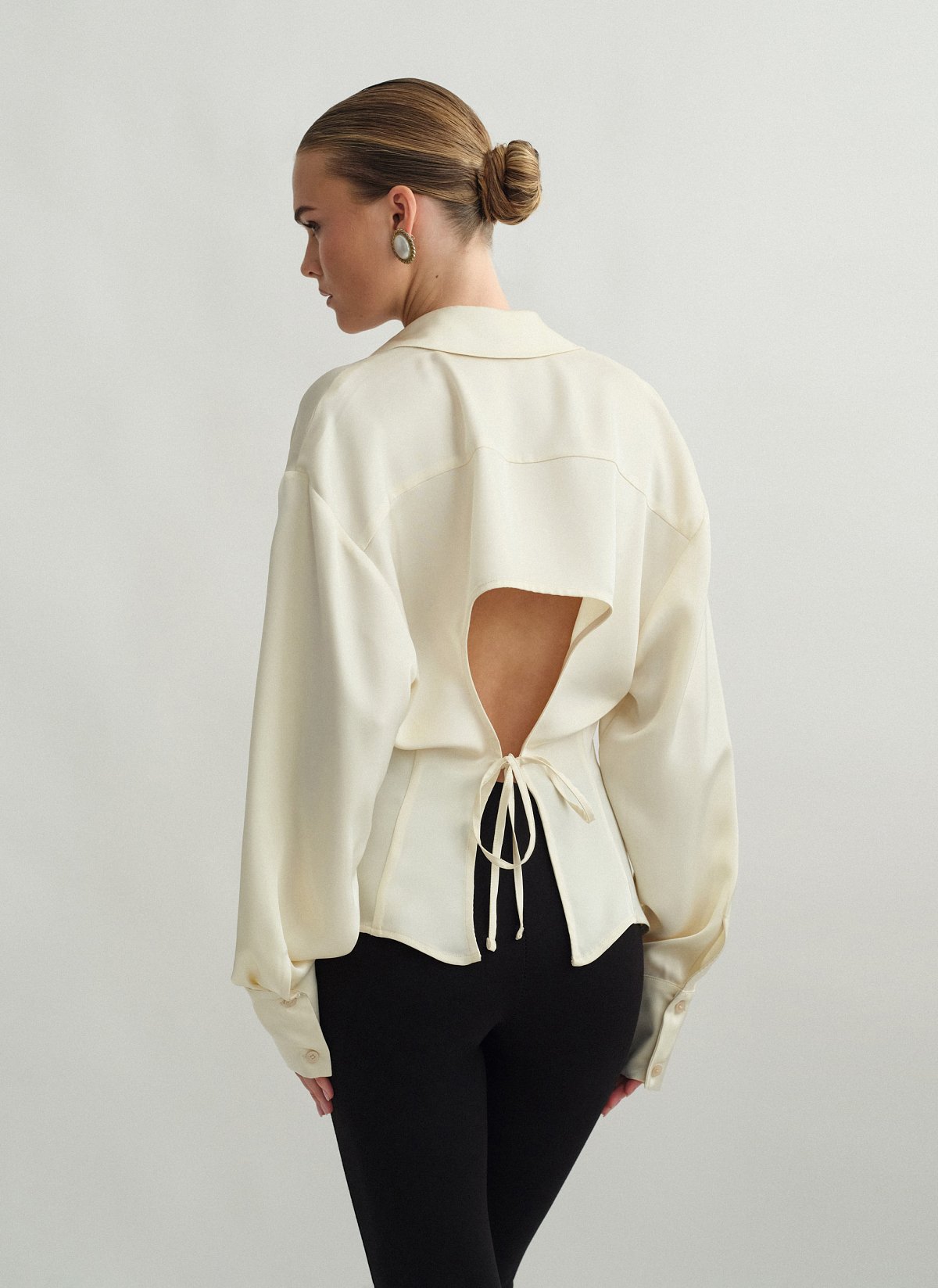 Γυναικείο σατέν πουκάμισο με ανοιχτή πλάτη και δέσιμο