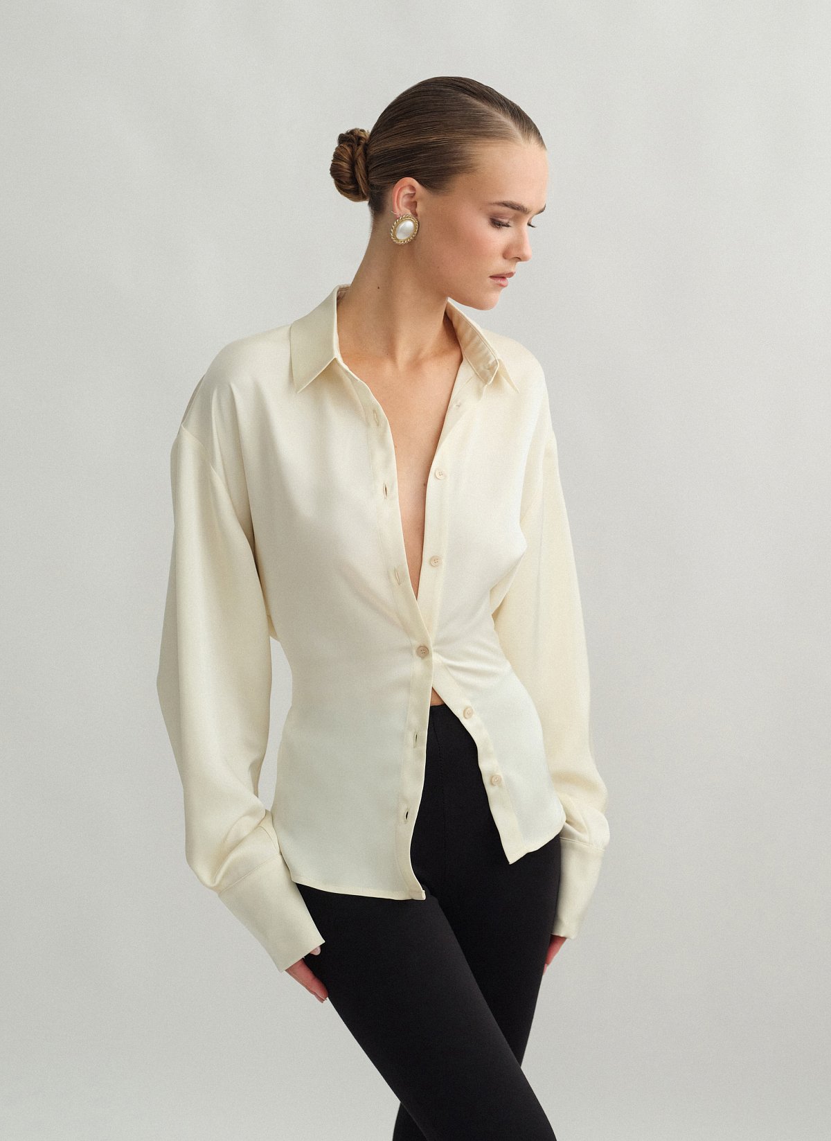 Γυναικείο σατέν πουκάμισο με ανοιχτή πλάτη και δέσιμο