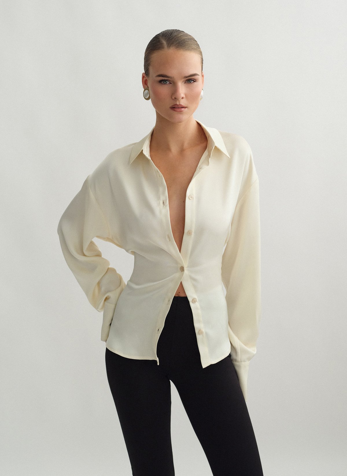 Γυναικείο σατέν πουκάμισο με ανοιχτή πλάτη και δέσιμο