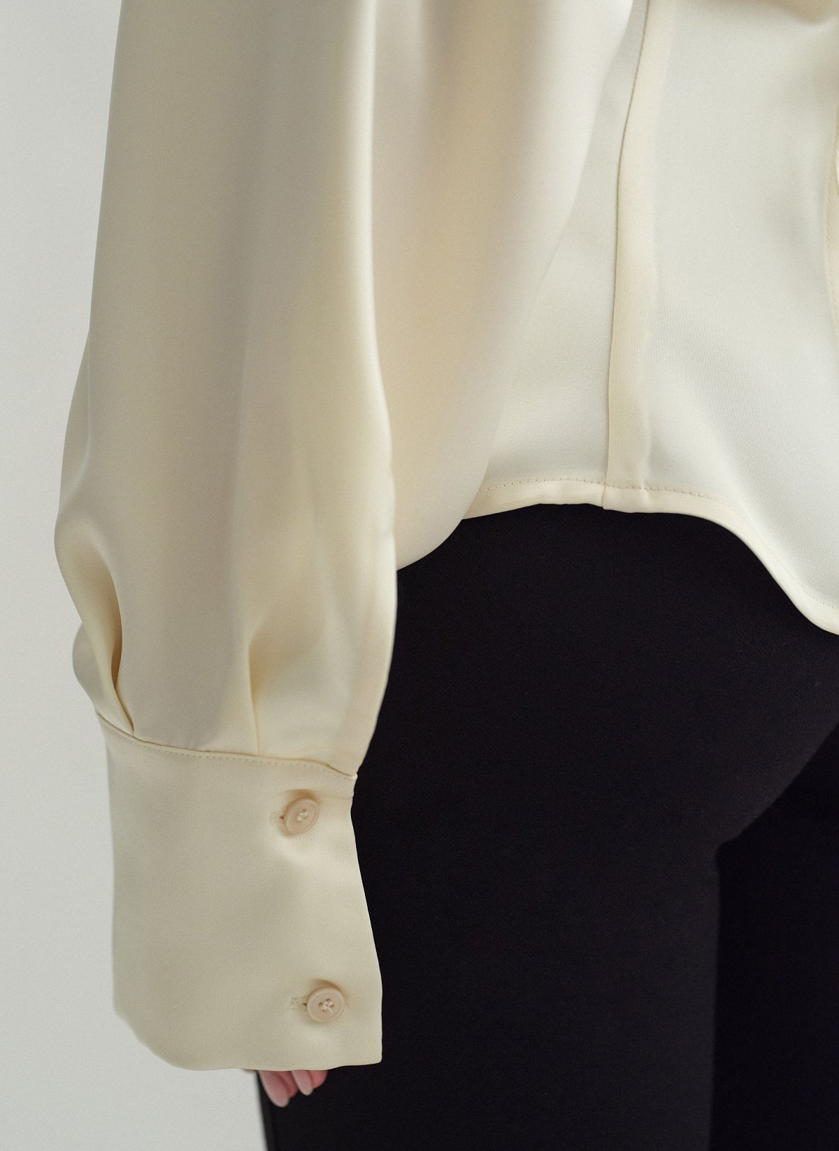 Γυναικείο σατέν πουκάμισο με ανοιχτή πλάτη και δέσιμο