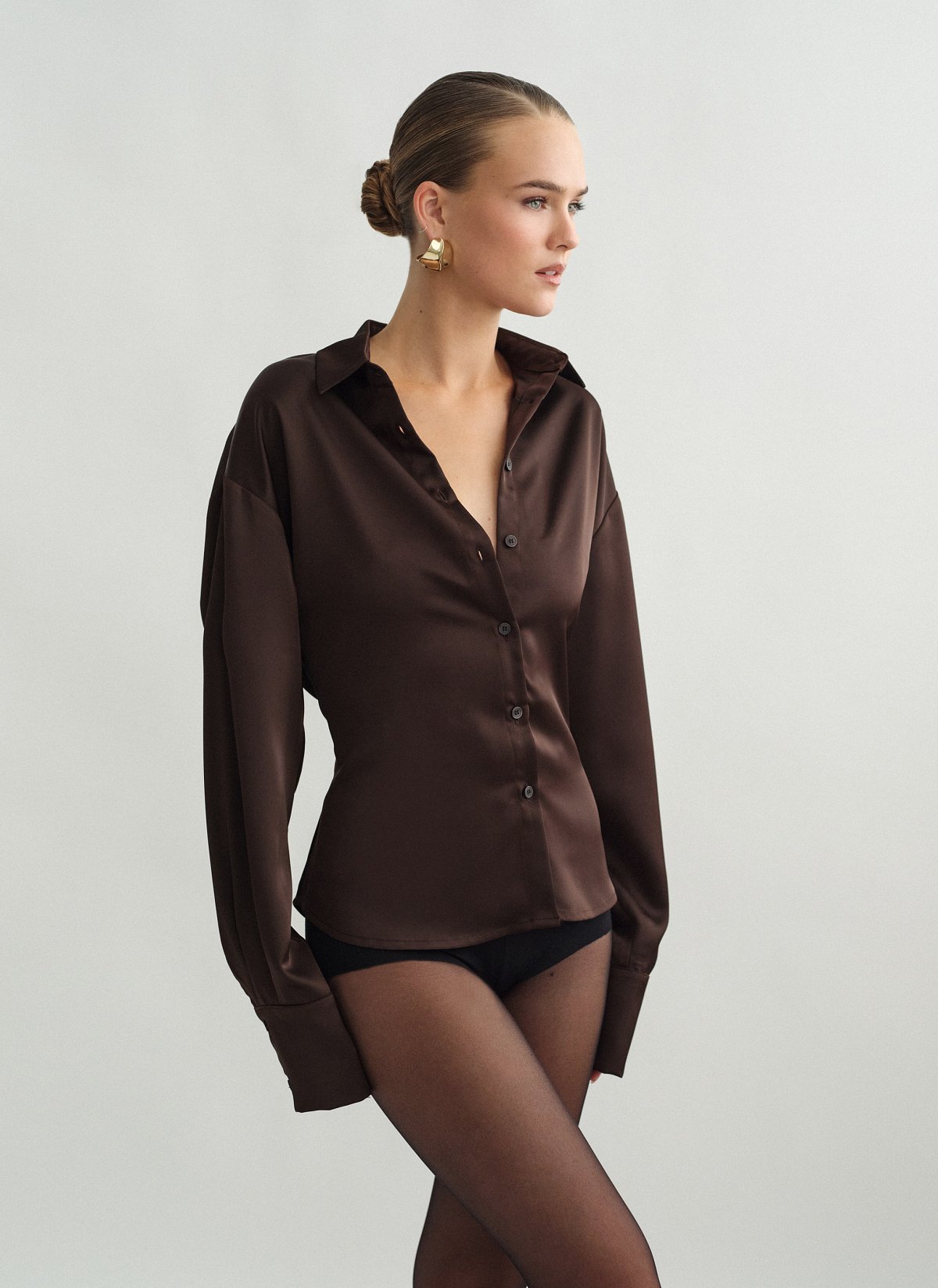 Γυναικείο σατέν πουκάμισο με ανοιχτή πλάτη και δέσιμο