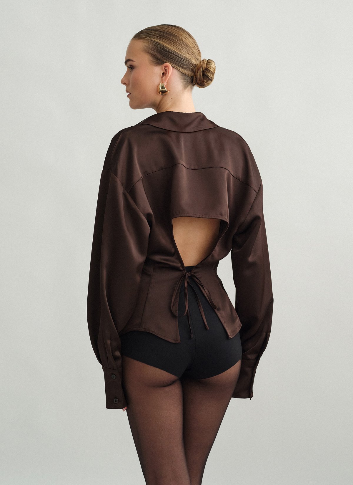 Γυναικείο σατέν πουκάμισο με ανοιχτή πλάτη και δέσιμο