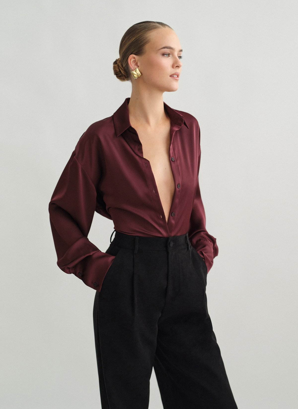 Γυναικείο σατέν πουκάμισο με ανοιχτή πλάτη και δέσιμο