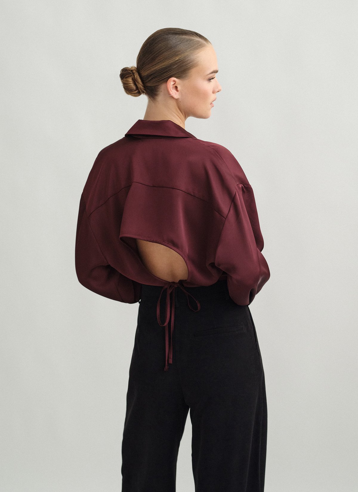 Γυναικείο σατέν πουκάμισο με ανοιχτή πλάτη και δέσιμο