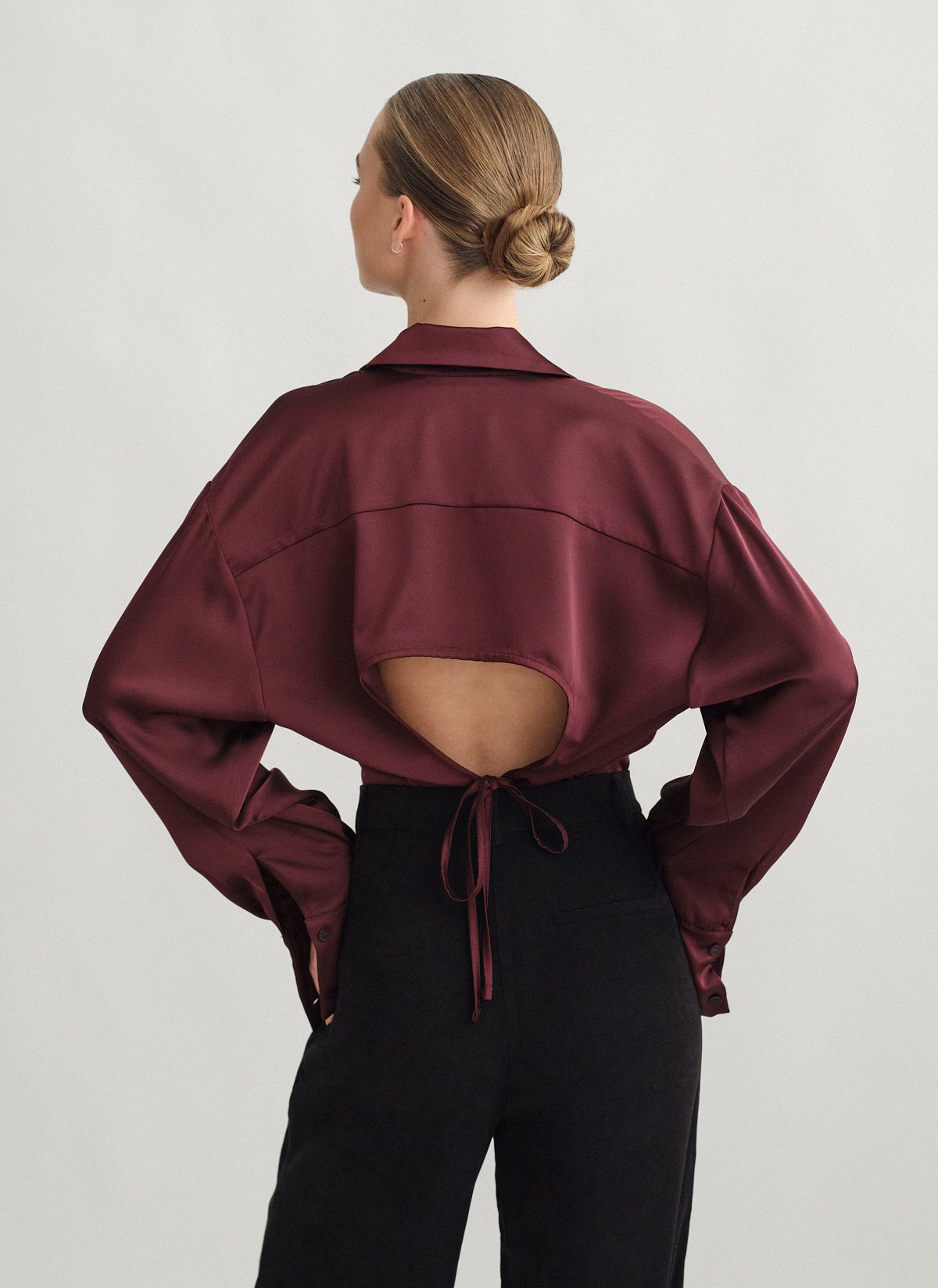 Γυναικείο σατέν πουκάμισο με ανοιχτή πλάτη και δέσιμο