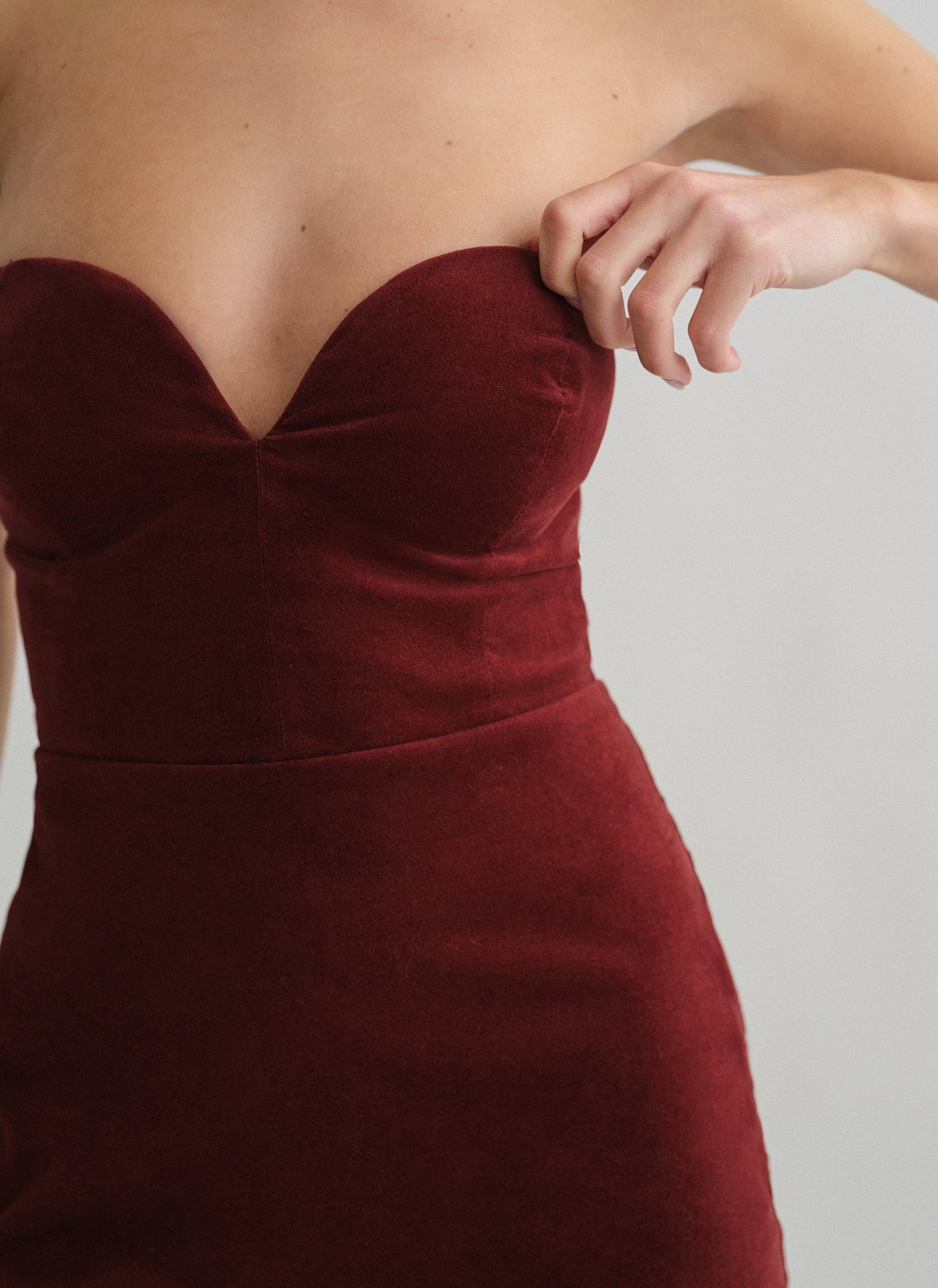 Βελούδινο στράπλες μίνι φόρεμα-8