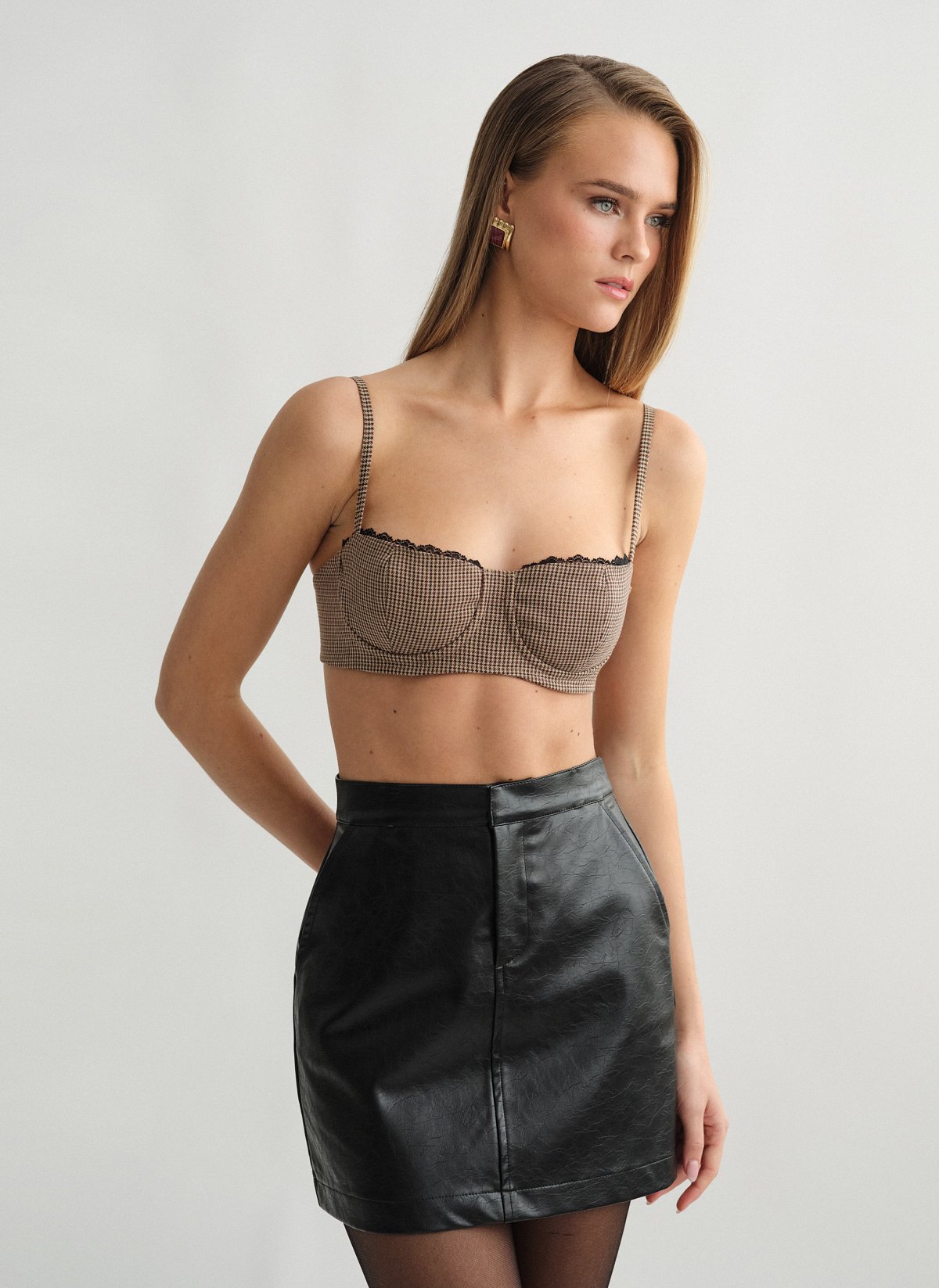 Γυναικείο bustier τοπ με λεπτές ρυθμιζόμενες τιράντες και λεπτομέρεια δαντέλα στο στήθος σε houndstooth ύφανση