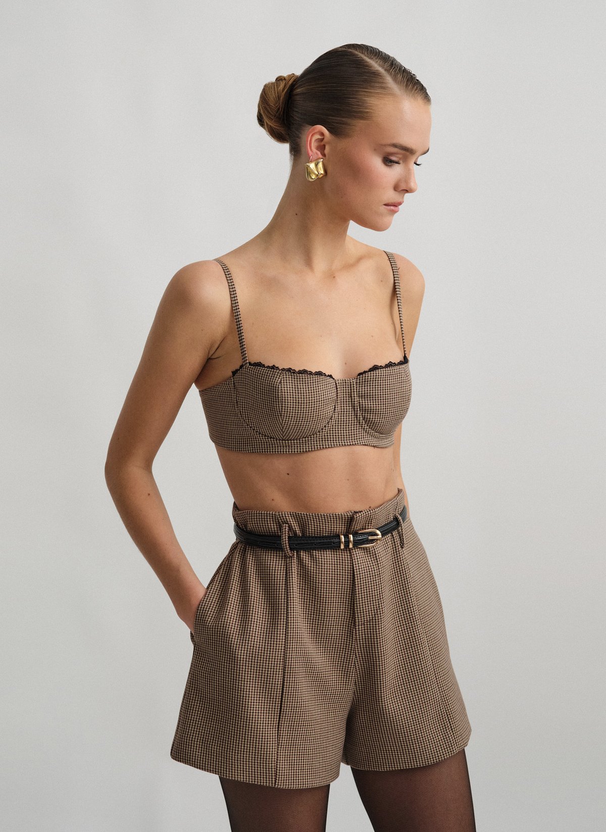 Γυναικείο bustier τοπ με λεπτές ρυθμιζόμενες τιράντες και λεπτομέρεια δαντέλα στο στήθος σε houndstooth ύφανση