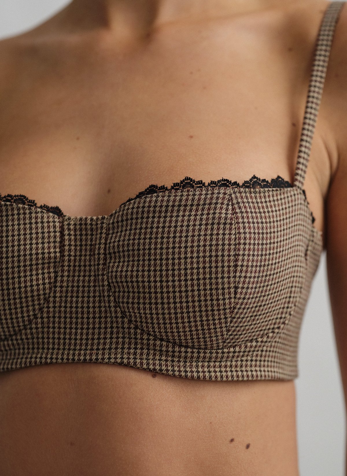 Γυναικείο bustier τοπ με λεπτές ρυθμιζόμενες τιράντες και λεπτομέρεια δαντέλα στο στήθος σε houndstooth ύφανση