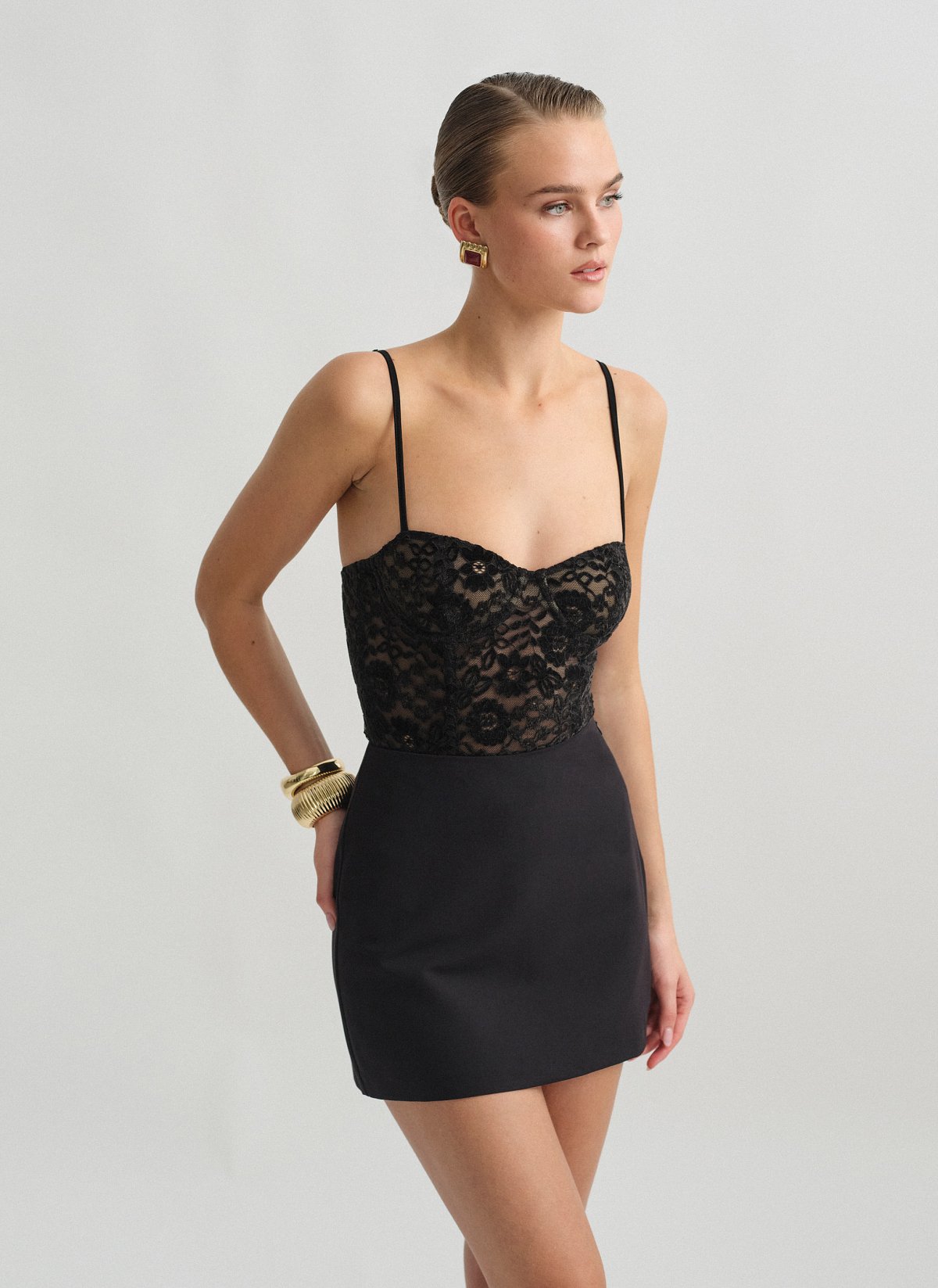 Γυναικείο κορμάκι δαντέλα με λεπτές ρυθμιζόμενες τιράντες σε βελούδινη υφή