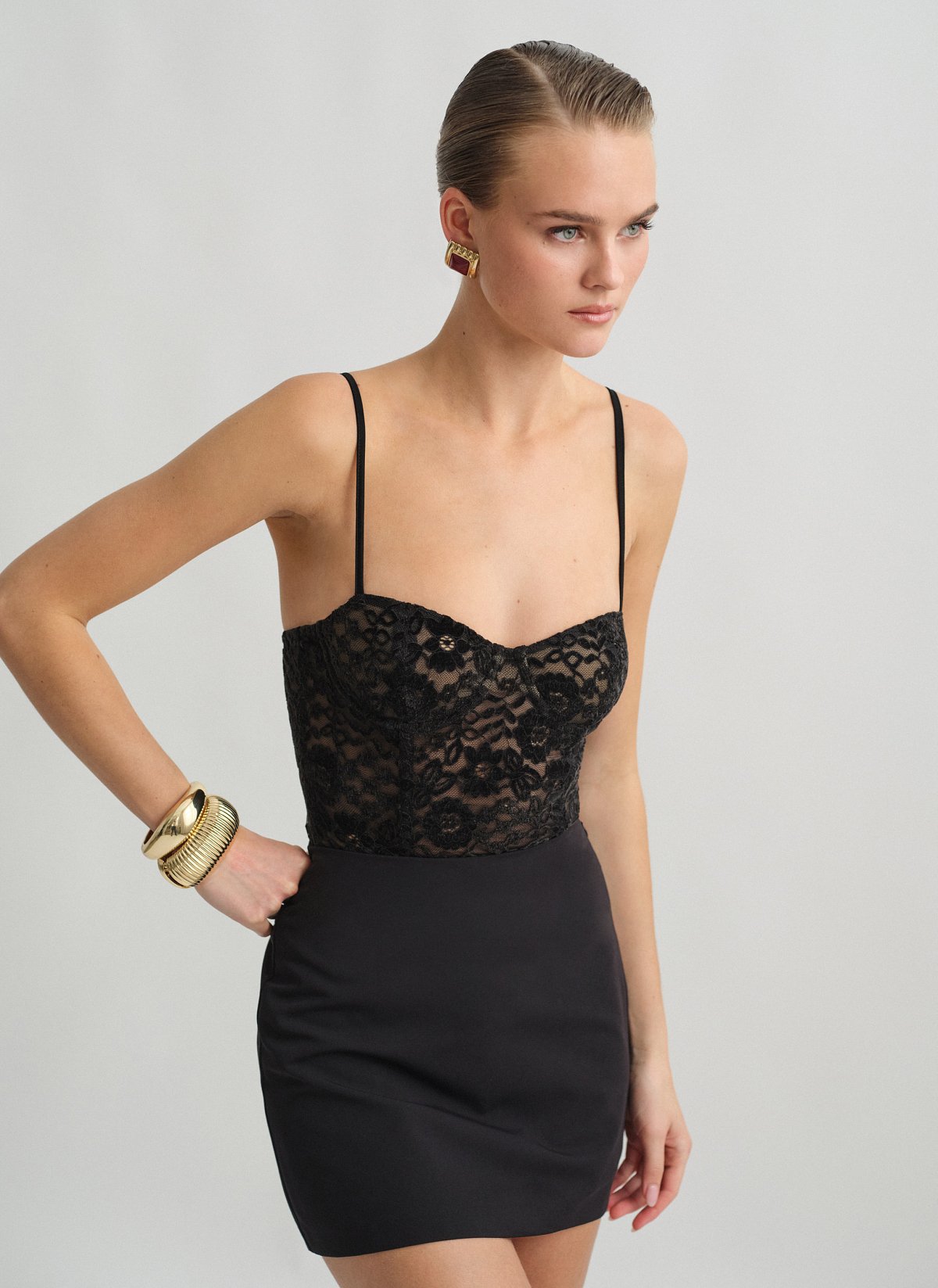 Γυναικείο κορμάκι δαντέλα με λεπτές ρυθμιζόμενες τιράντες σε βελούδινη υφή