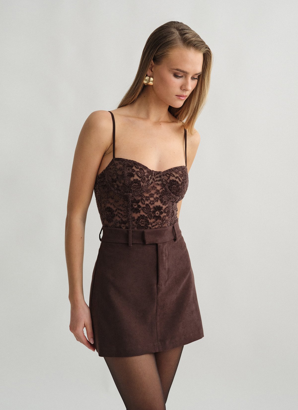 Γυναικείο κορμάκι δαντέλα με λεπτές ρυθμιζόμενες τιράντες σε βελούδινη υφή