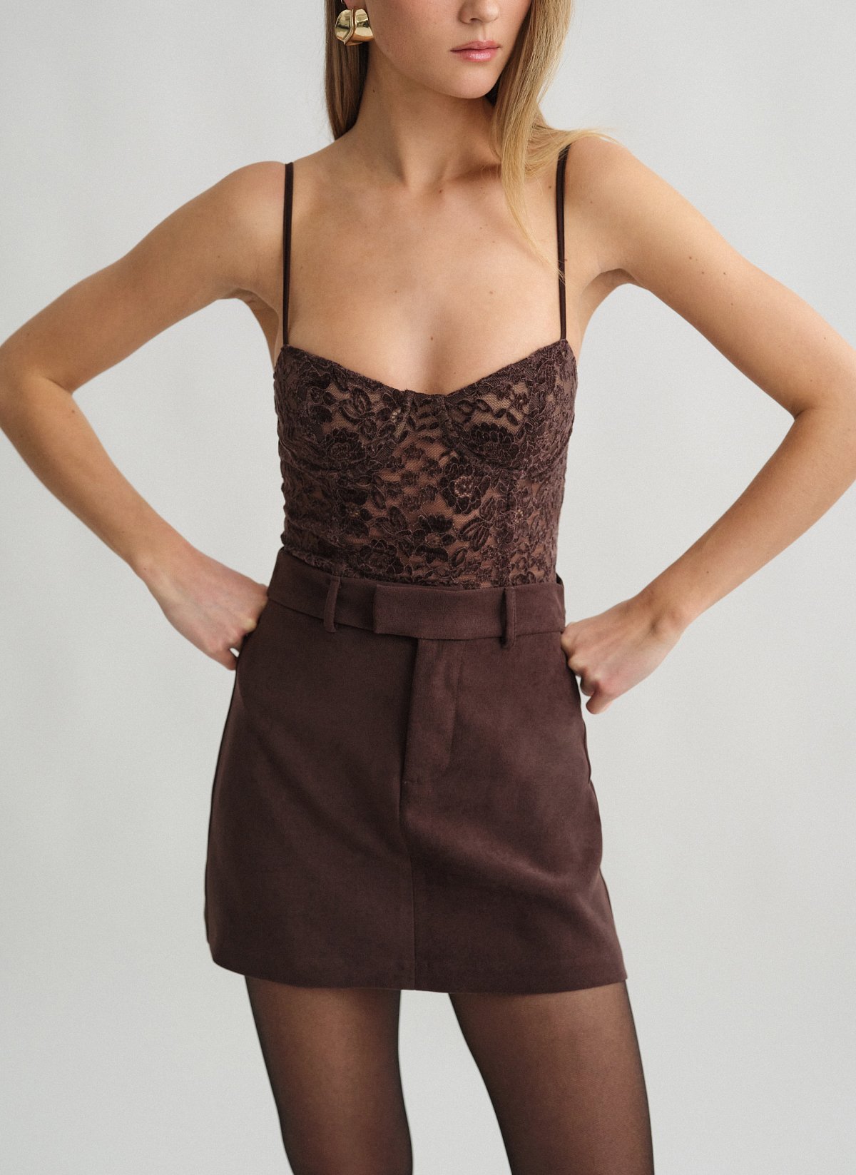 Γυναικείο κορμάκι δαντέλα με λεπτές ρυθμιζόμενες τιράντες σε βελούδινη υφή