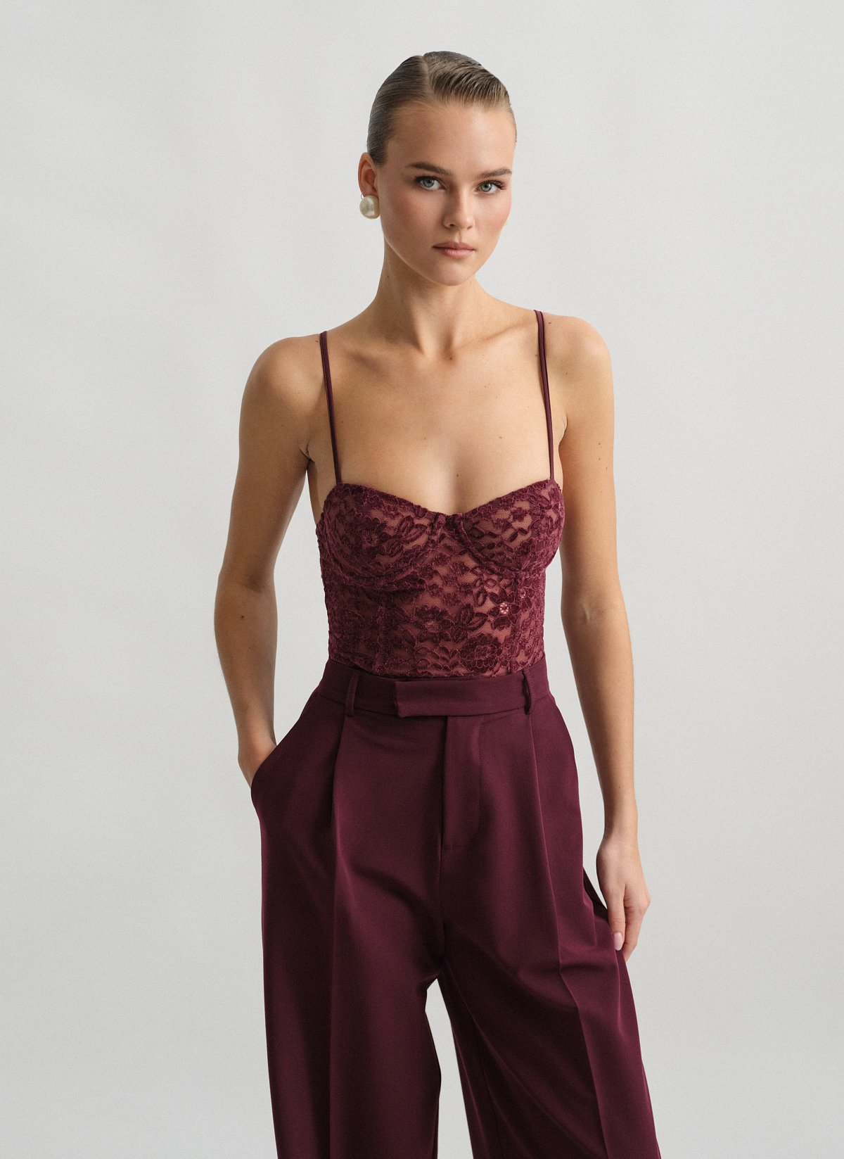 Γυναικείο κορμάκι δαντέλα με λεπτές ρυθμιζόμενες τιράντες σε βελούδινη υφή