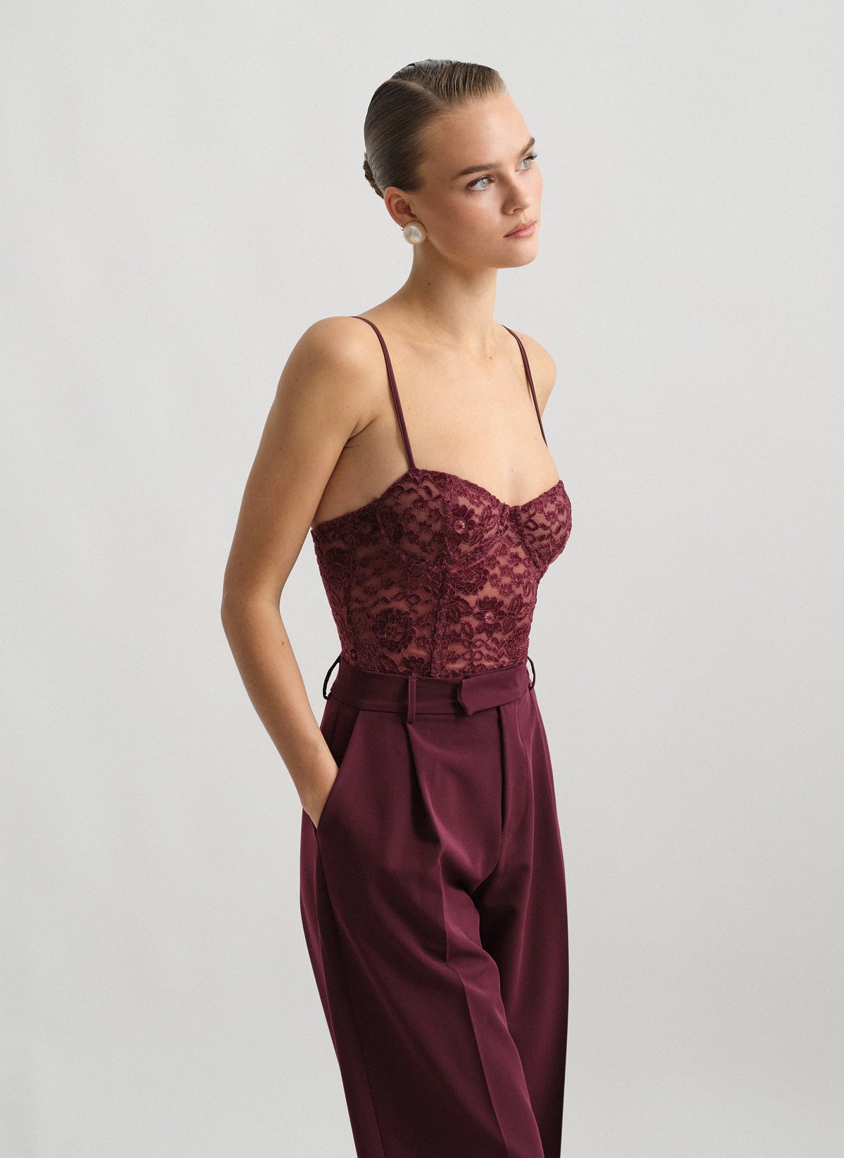 Γυναικείο κορμάκι δαντέλα με λεπτές ρυθμιζόμενες τιράντες σε βελούδινη υφή