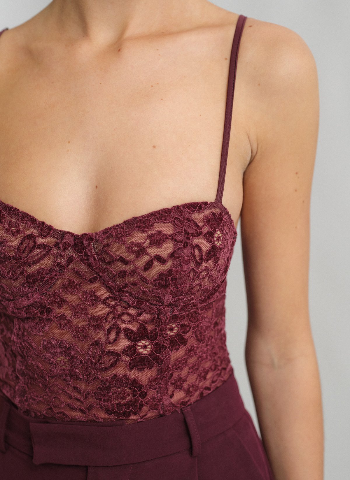 Γυναικείο κορμάκι δαντέλα με λεπτές ρυθμιζόμενες τιράντες σε βελούδινη υφή