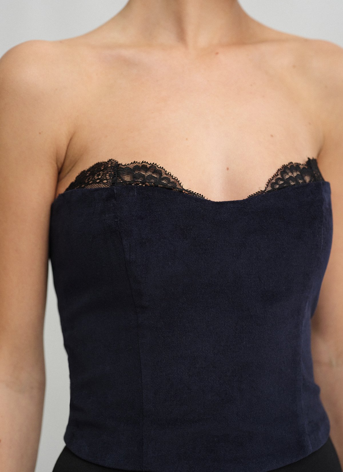 Βελούδινο κορσέ τοπ με λεπτομέρεια δαντέλα-11