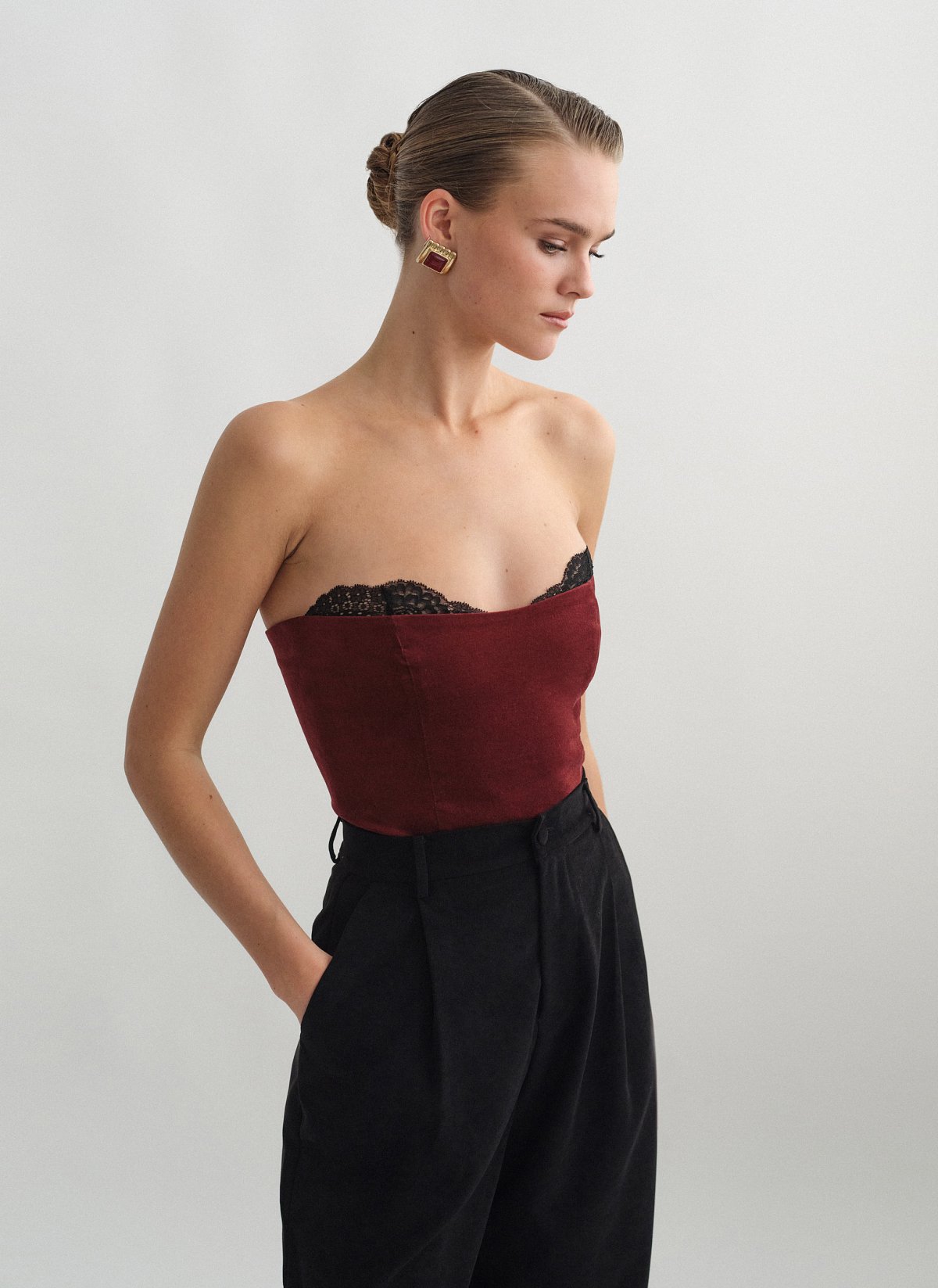 Βελούδινο κορσέ τοπ με λεπτομέρεια δαντέλα-1