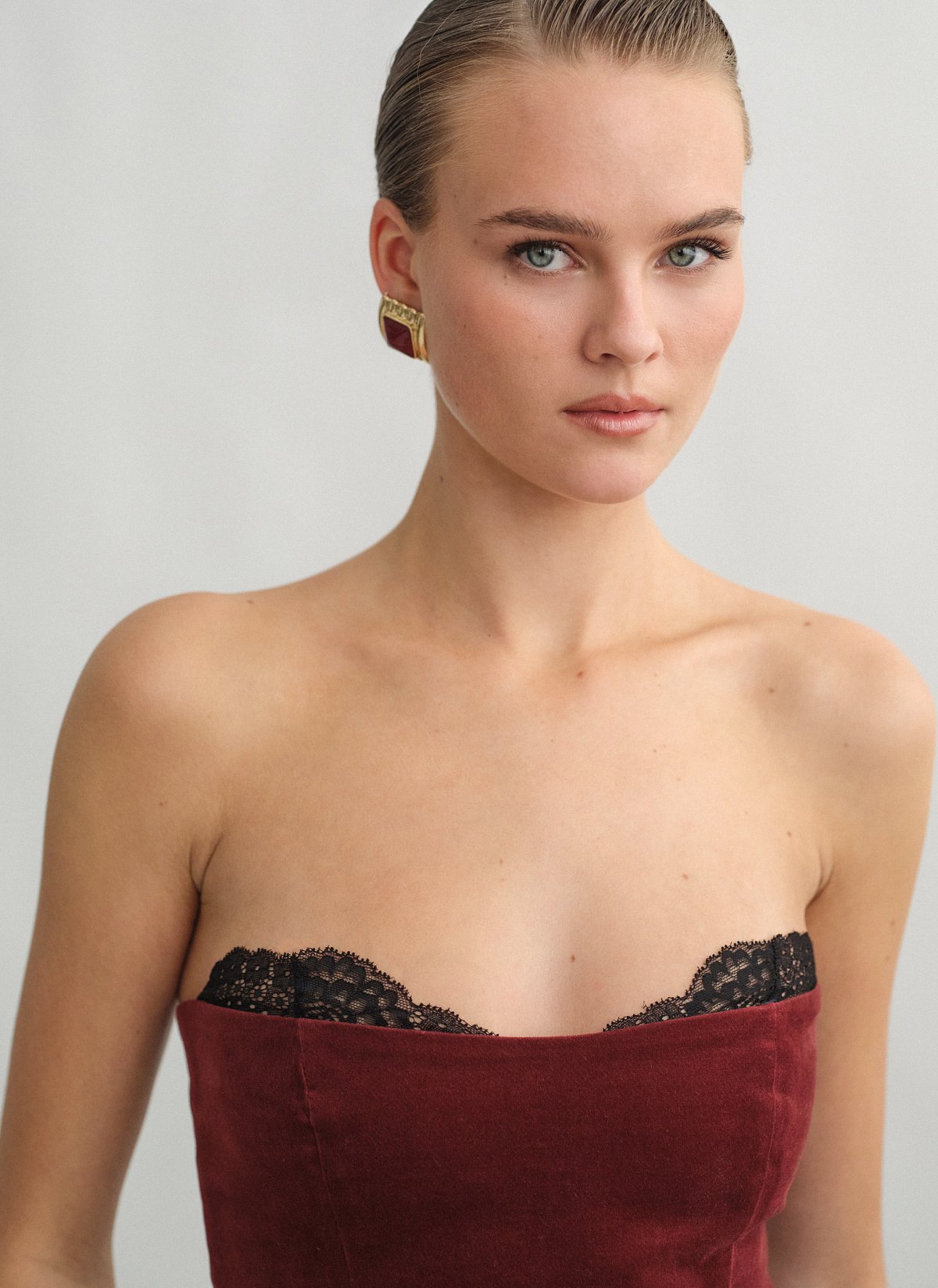 Βελούδινο κορσέ τοπ με λεπτομέρεια δαντέλα-2